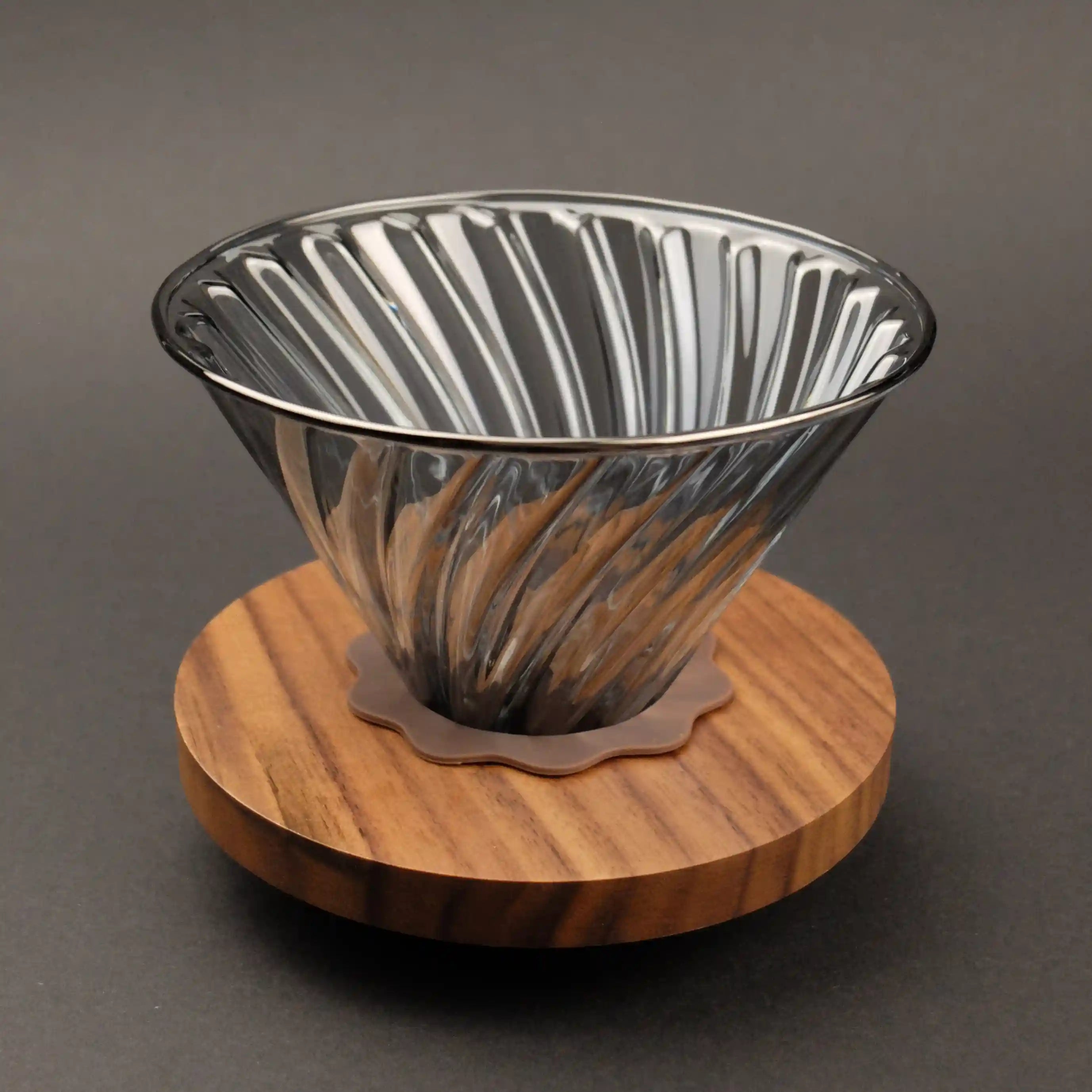 Pour Over dripper 02 i glass og treverk