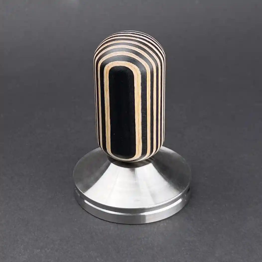 Tamper i lagvis tre og metall